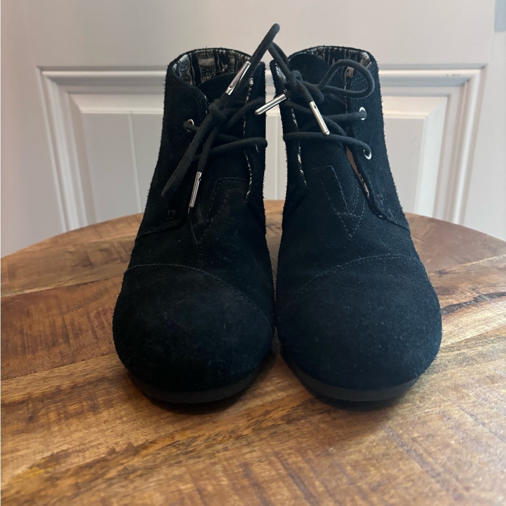 TOMS Desert Wedge Black Suede Boot size 10
